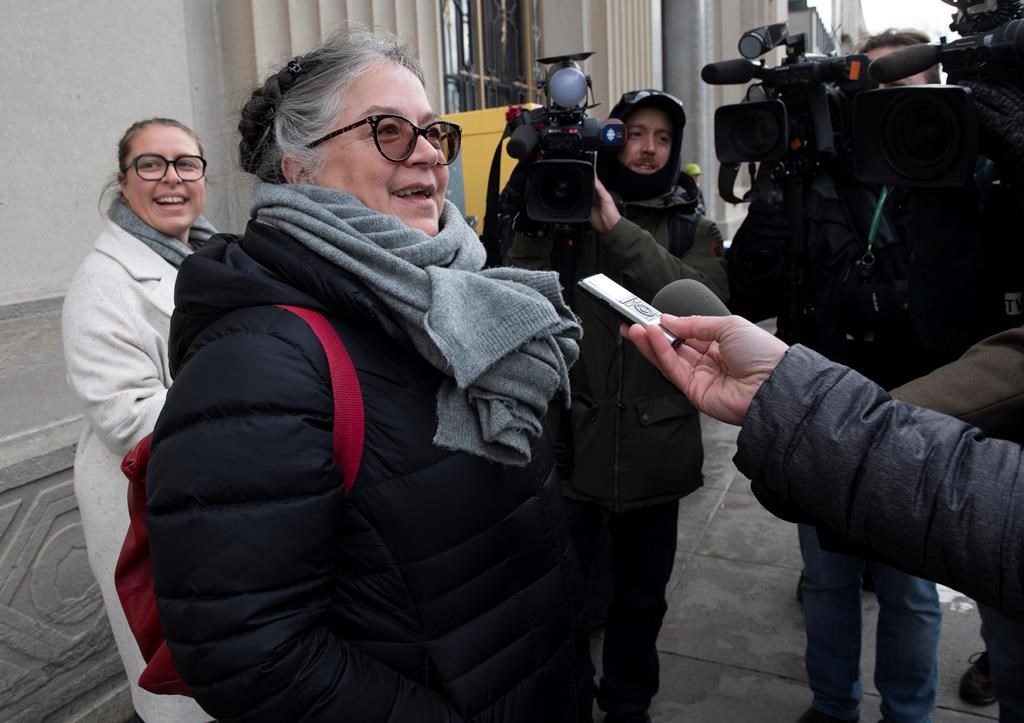 Délais dans les bureaux de passeports: situation «inacceptable», disent des ministres