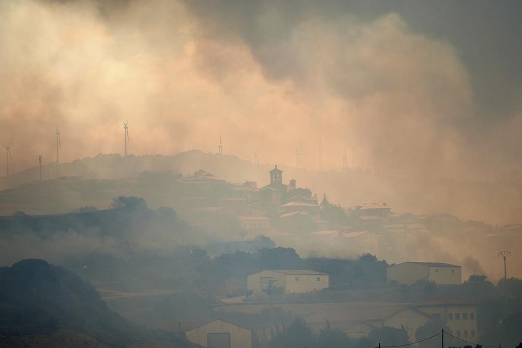 Le temps frais aide à combattre le feu en Espagne