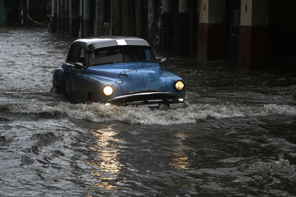 La tempête tropicale Alex fouette les Bermudes avec du vent et de la pluie