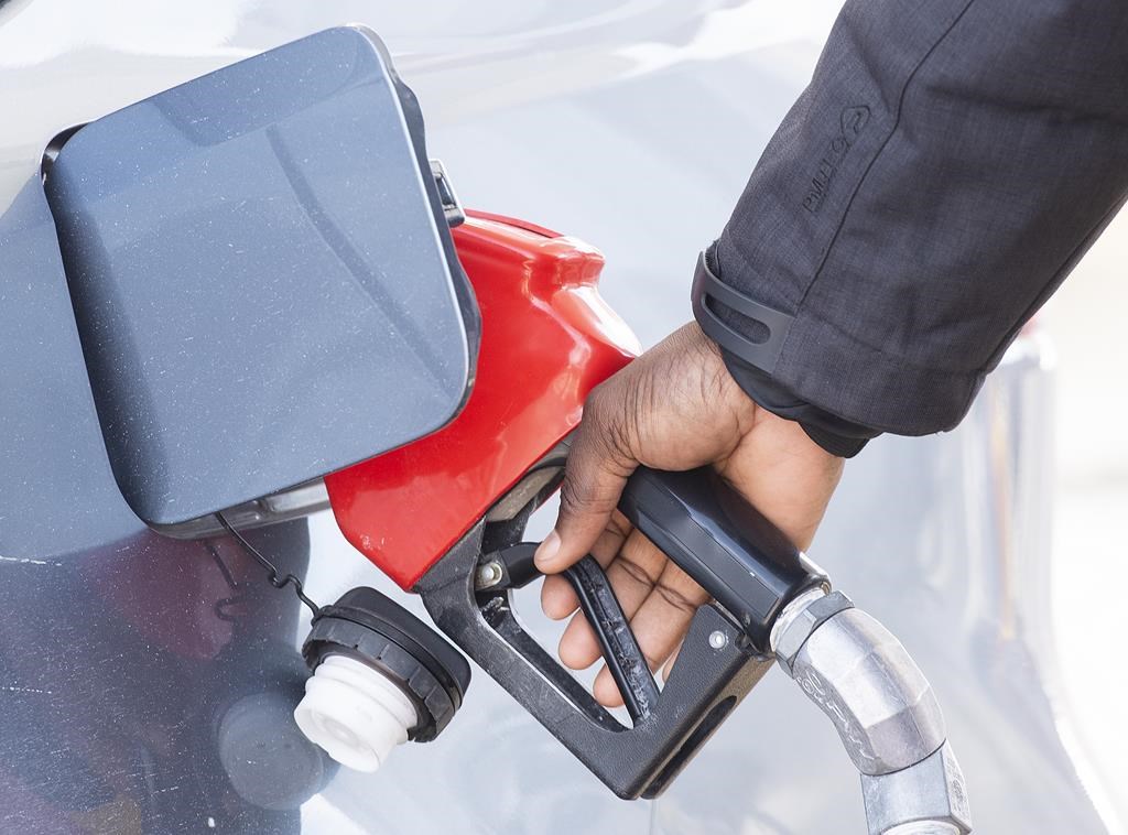 Réduction des GES: jusqu'à 13 cents de plus le litre d'essence pour les Canadiens
