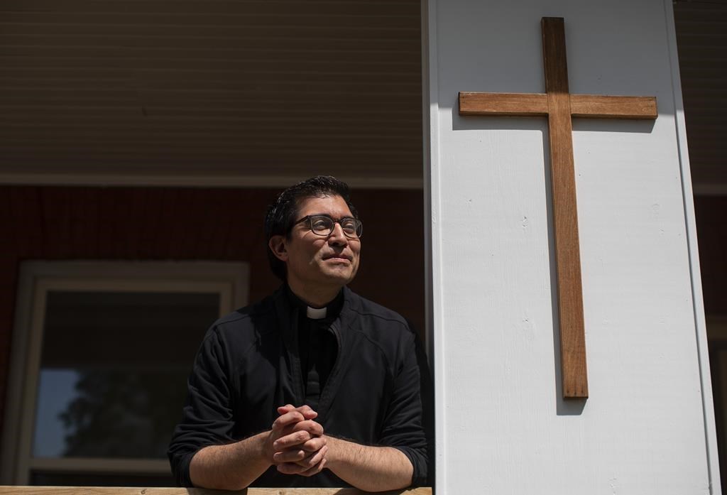 Un prêtre autochtone participe à l'organisation de la visite du pape au Canada