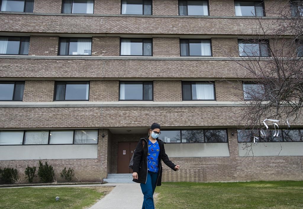 Hausse des éclosions de COVID-19 dans les foyers de soins de longue durée en Ontario