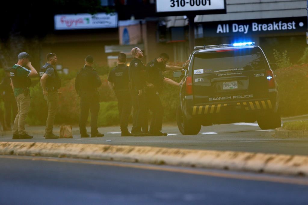 Fusillade dans une banque en C.-B: la GRC identifie des frères jumeaux comme suspects