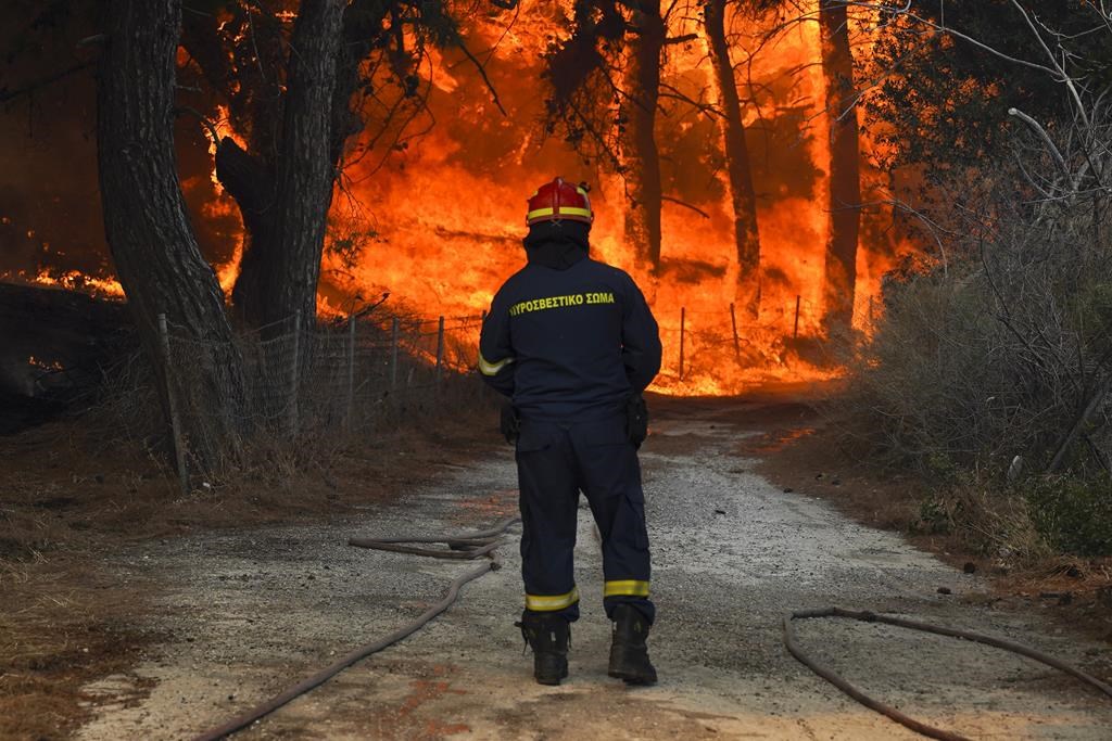 C.-B.: progrès dans la lutte au sinistre de 22 km carrés qui brûle près de Lytton