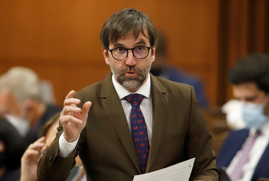 Plafonnement des GES: Guilbeault doit présenter de nouveaux documents de consultation