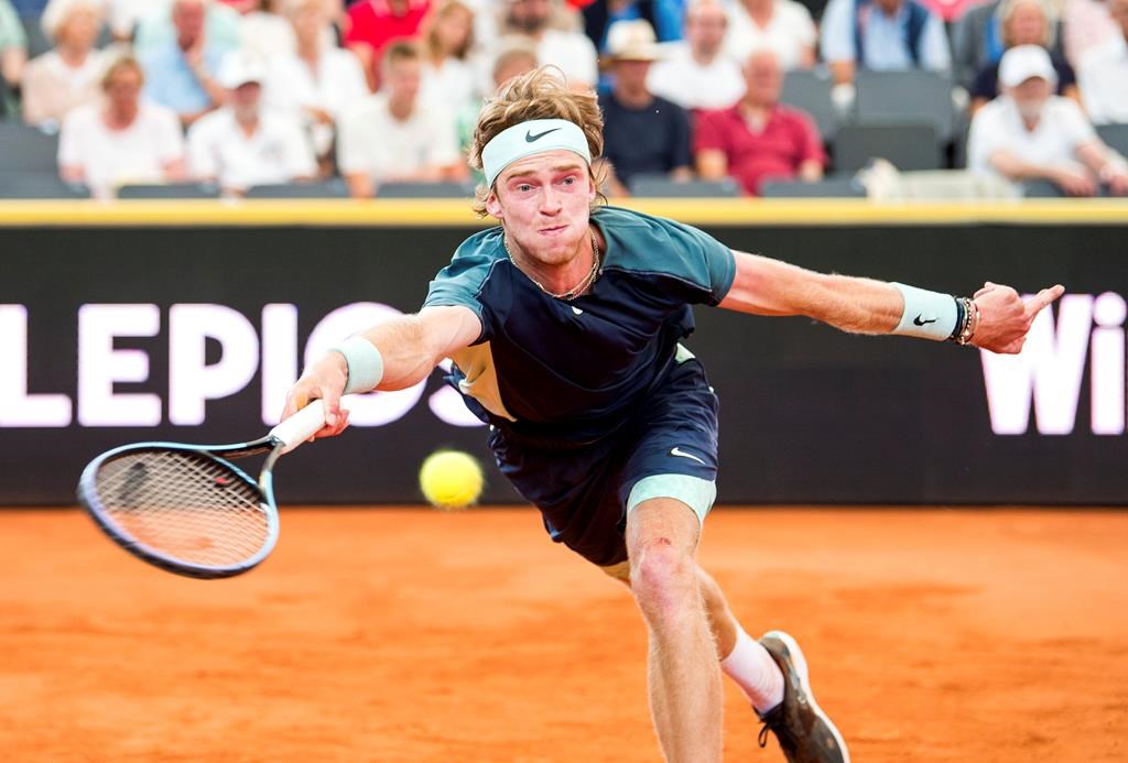 Alcaraz passe en quarts de finale à Hambourg, où Rublev s'incline