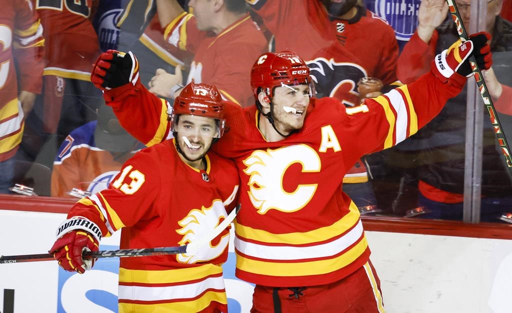 Treliving: les Flames devront s'ajuster après les départs de Gaudreau et Tkachuk