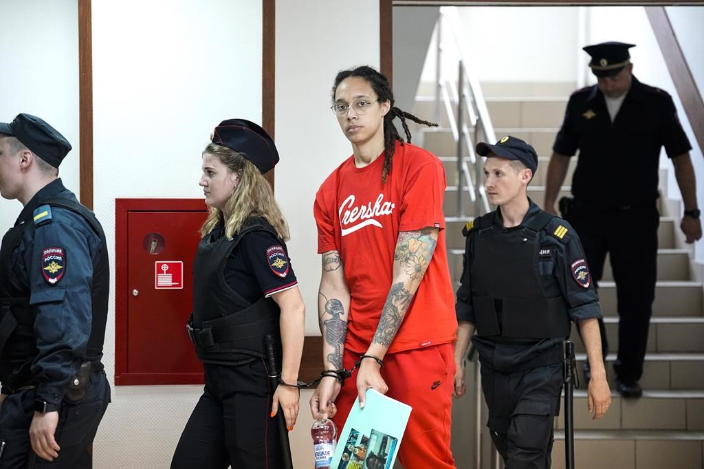 La joueuse Brittney Griner plaide coupable aux accusations en Russie