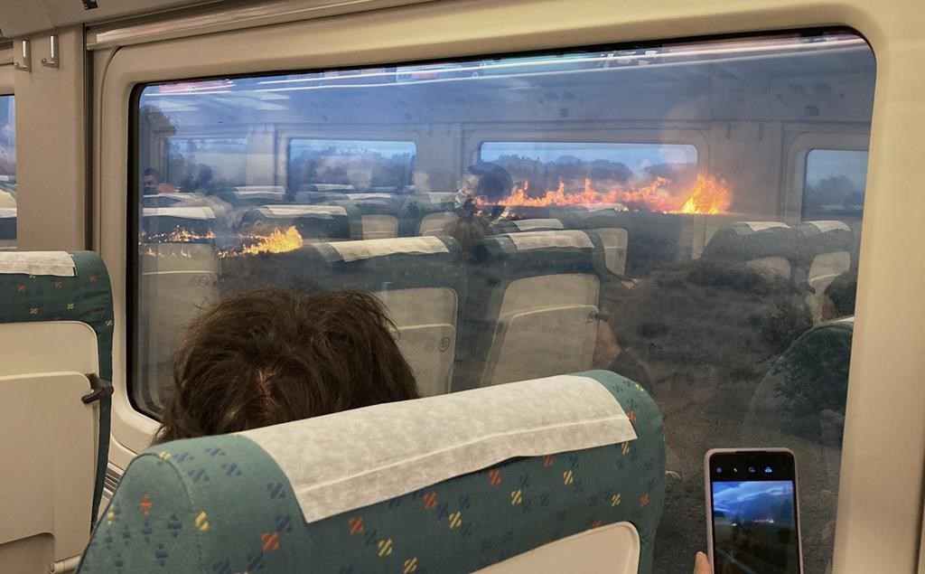 Espagne: un train s'arrête au milieu d'incendies de forêt dans la province de Zamora
