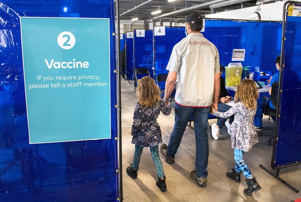 Des parents se pressent sur le portail pour la vaccination de leurs tout-petits