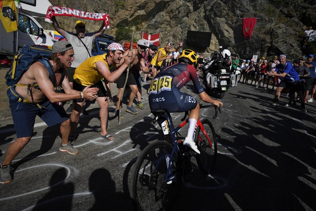 Pidcock remporte l'étape à l'Alpe d'Huez, mais Vingegaard conserve le maillot jaune