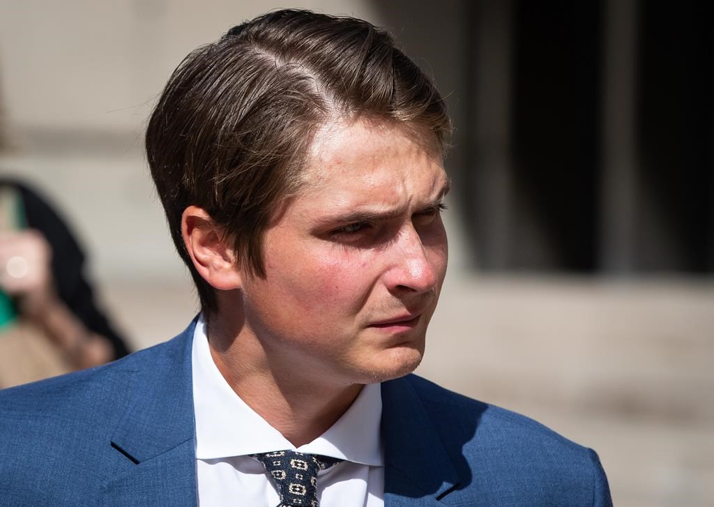 Un ex-joueur des Canucks nie avoir agressé sexuellement sa présumée victime