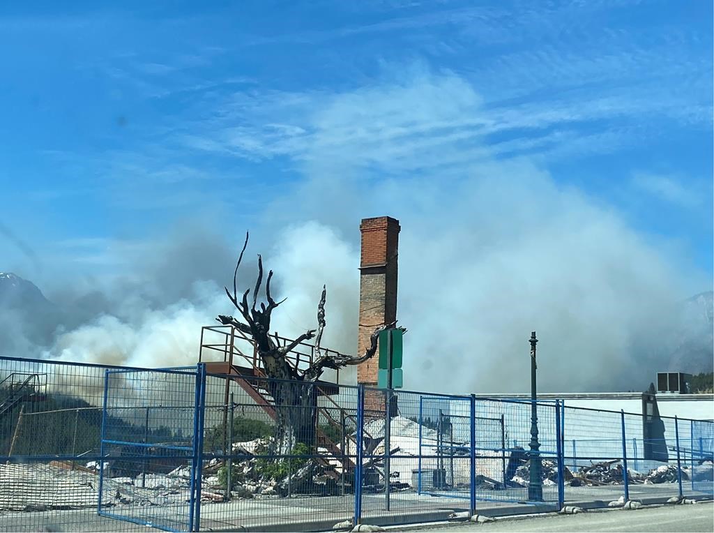 C.-B.: important feu de forêt près de Lytton, ravagée par un incendie en juin 2021