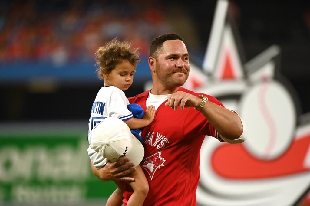 Russell Martin acclamé par la foule au Rogers Centre, le jour de la Fête du Canada