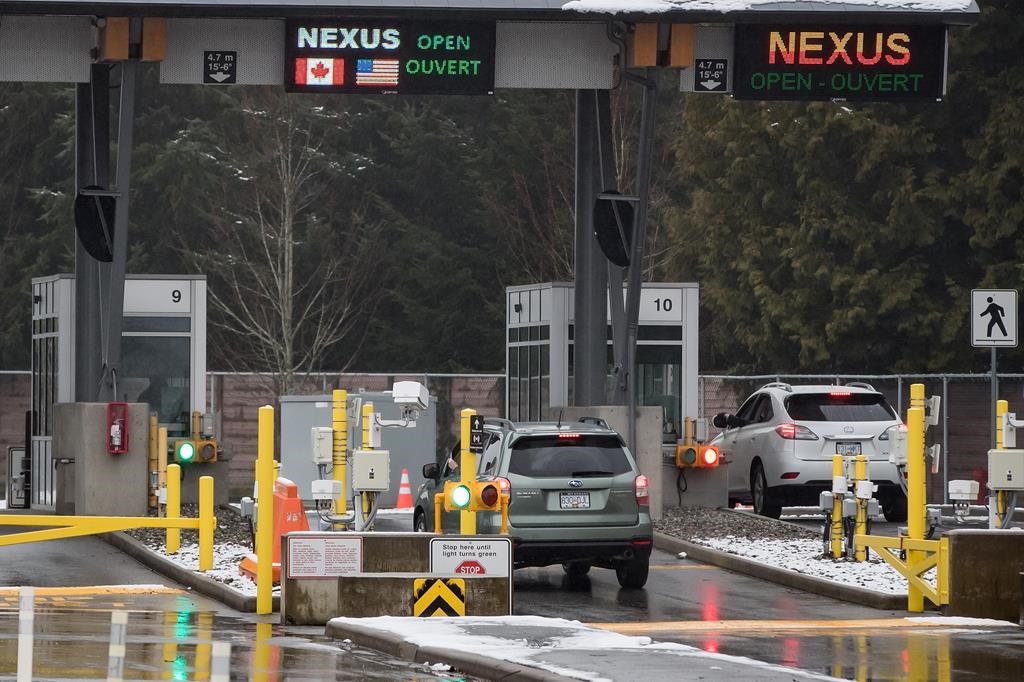 Délais chez Nexus: un litige sur le droit des douaniers américains à porter une arme