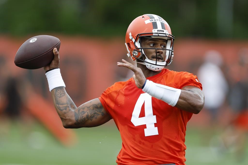 incertain de son avenir, le quart Deshaun Watson se présente au camp des Browns