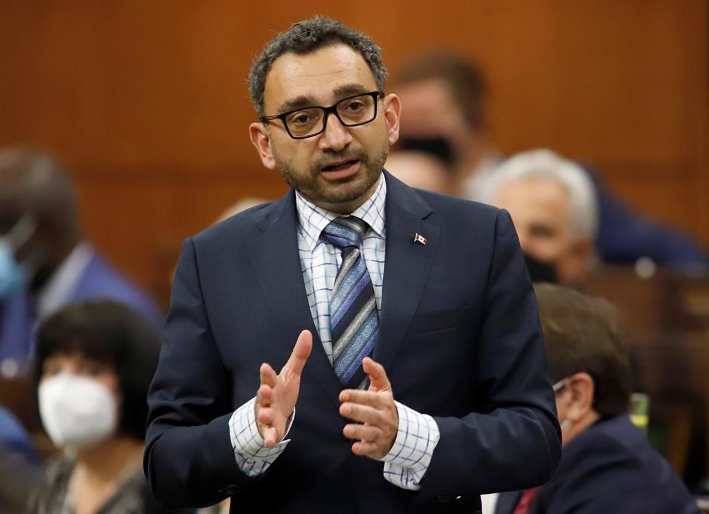 Retards dans les aéroports cet été: le ministre des Transports en comité vendredi
