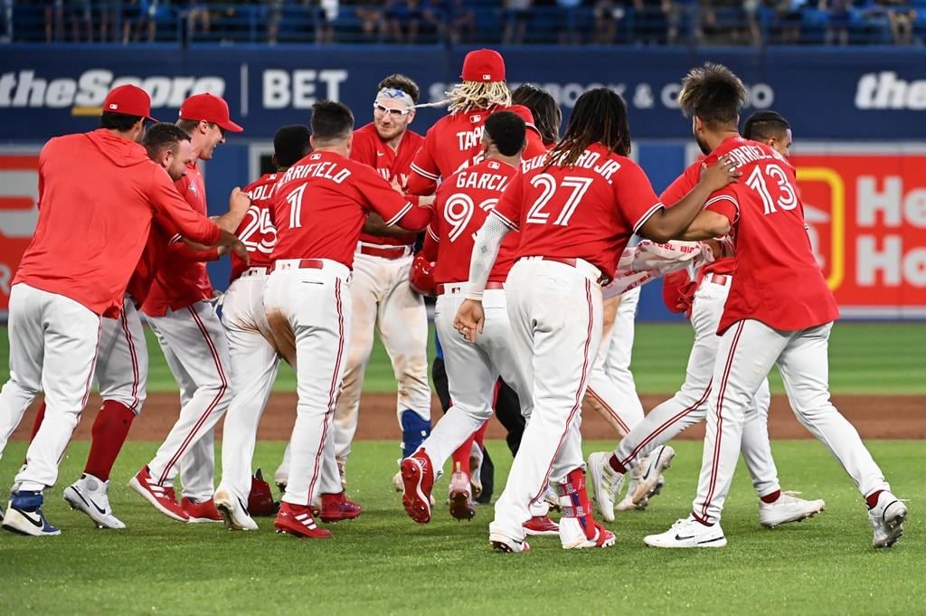 Les Blue Jays effacent un recul de quatre points et battent les Cubs en 11 manches