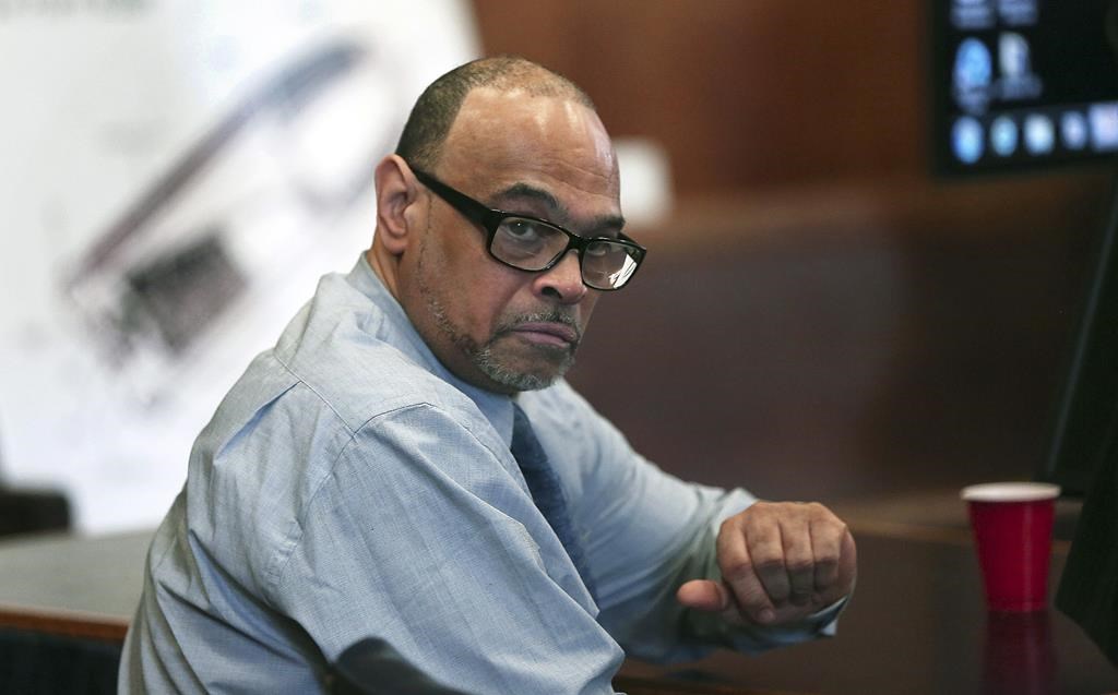 L'ex-directeur d'une école secondaire de Boston, déjà en prison, plaide coupable