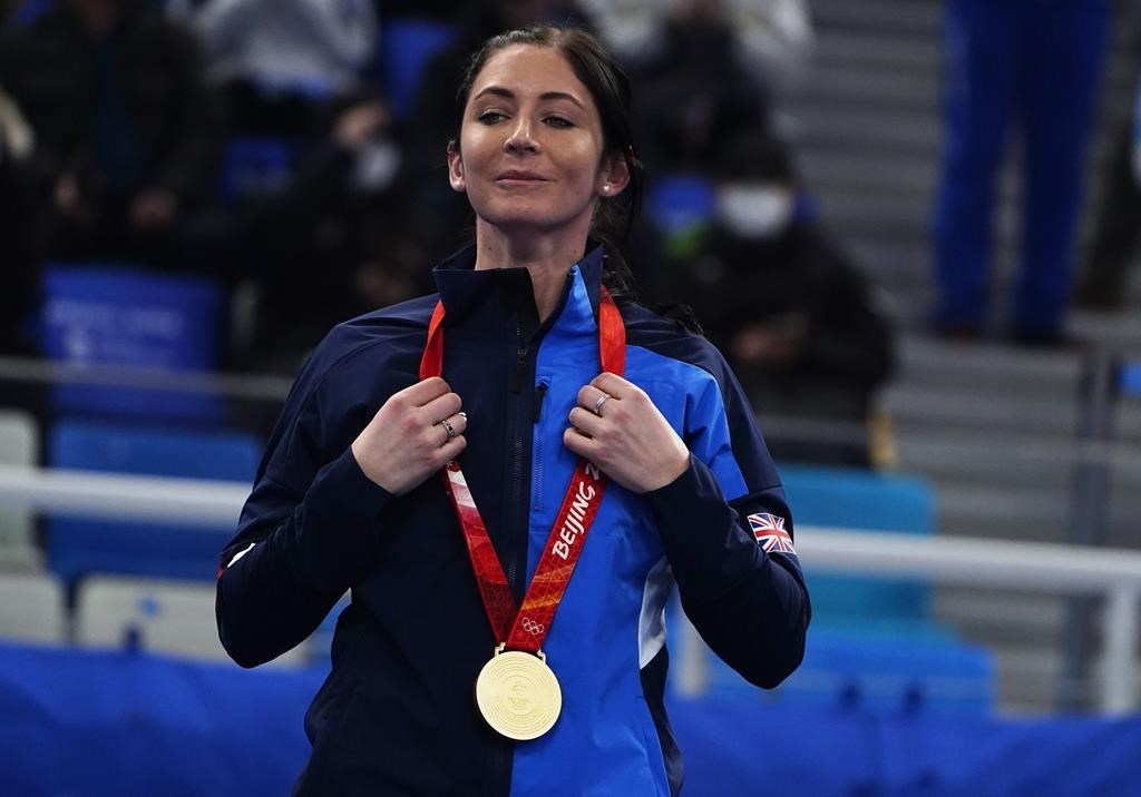 La championne olympique de curling Eve Muirhead accroche son balai
