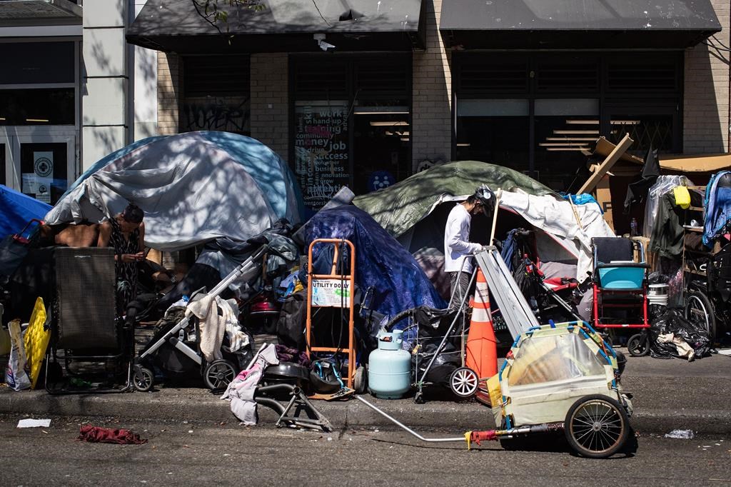 La Ville de Vancouver veut démanteler un campement de tentes sur une rue achalandée