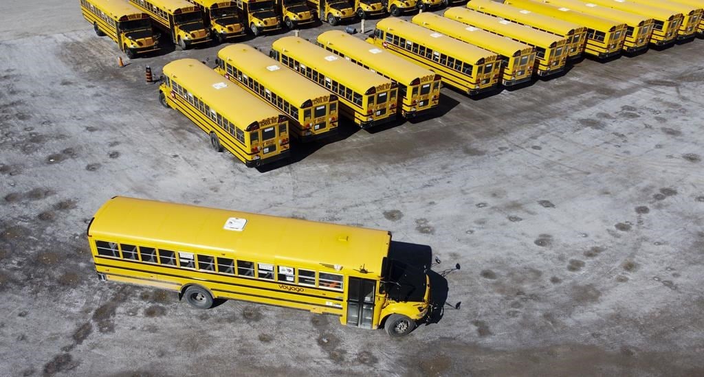 Transport d'écoliers: l'incertitude plane à Montréal, à quelques jours de la rentrée