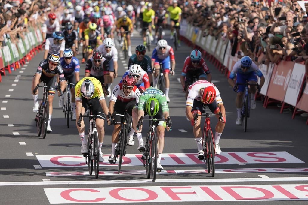 Bennett signe une autre victoire d'étape à la Vuelta, Woods chute et doit abandonner