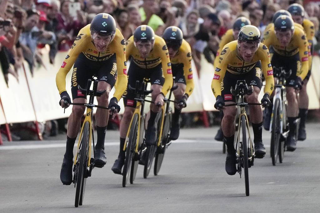 L'équipe Jumbo-Visma de Roglic gagne la première étape du Tour d'Espagne