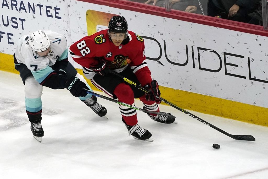 Les Blackhawks accordent des contrats d'un an à Caleb Jones et à Philipp Kurashev