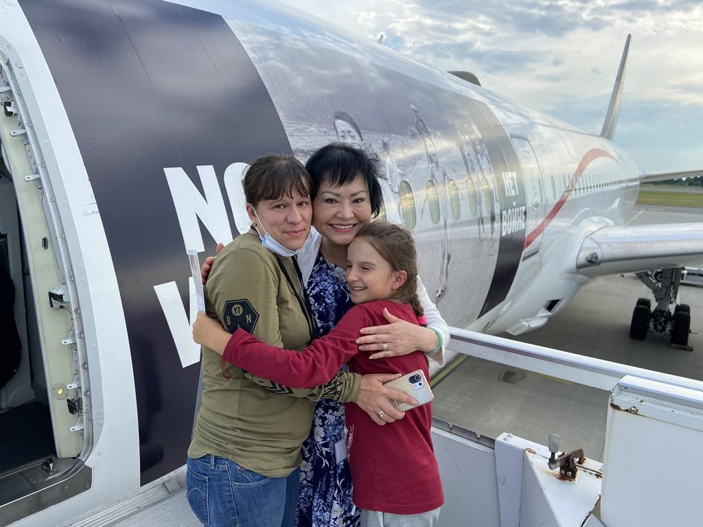 «La petite fille au napalm» aide maintenant les Ukrainiens à trouver refuge au Canada