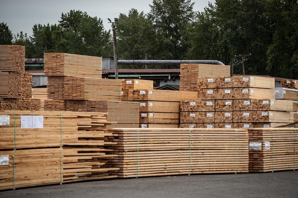 Ottawa contestera les tarifs douaniers américains sur le bois d'oeuvre, même réduits