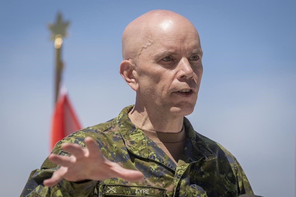 Des changements sont prévus à la vaccination obligatoire dans l'armée, dit Wayne Eyre