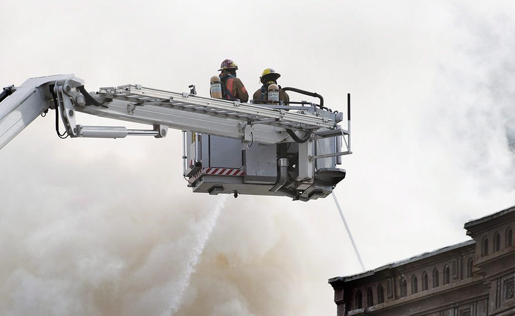 Montréal: suspect d'incendie criminel trouvé sur les lieux et arrêté par la police