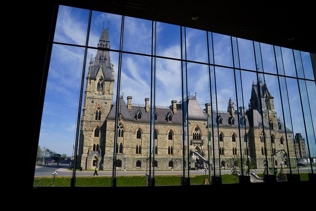 Des scientifiques dévoilent une lettre de 60 mètres réclamant un meilleur financement