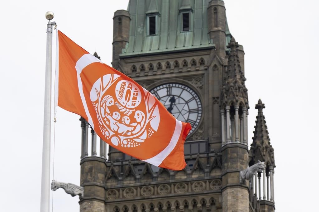 Pensionnats autochtones: le drapeau des survivants hissé sur la colline du Parlement