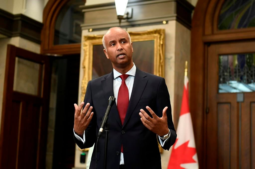 Messages racistes d'un consultant: financement coupé par Ottawa