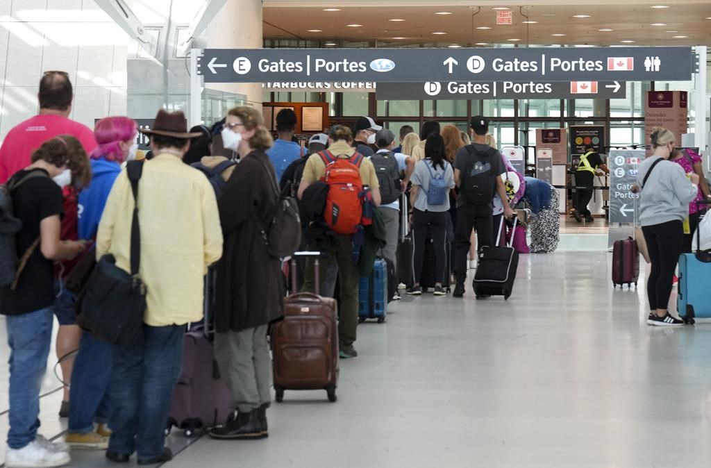 Délais et annulations dans les aéroports: un comité parlementaire se réunit d'urgence
