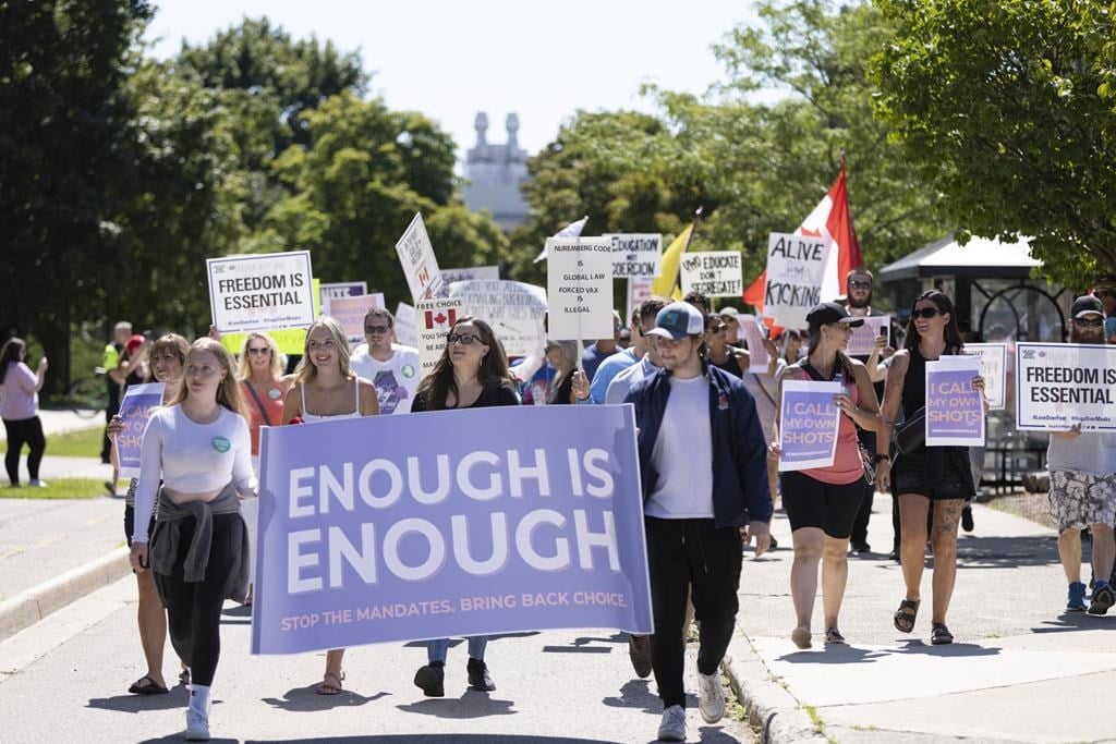 Des centaines d'étudiants manifestent contre la vaccination obligatoire à Western