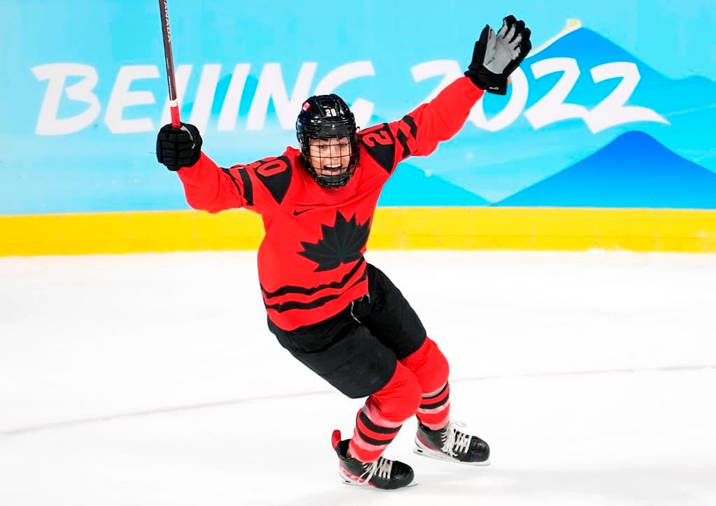 Sarah Nurse et Trevor Zegras sur la couverture du jeu vidéo NHL23