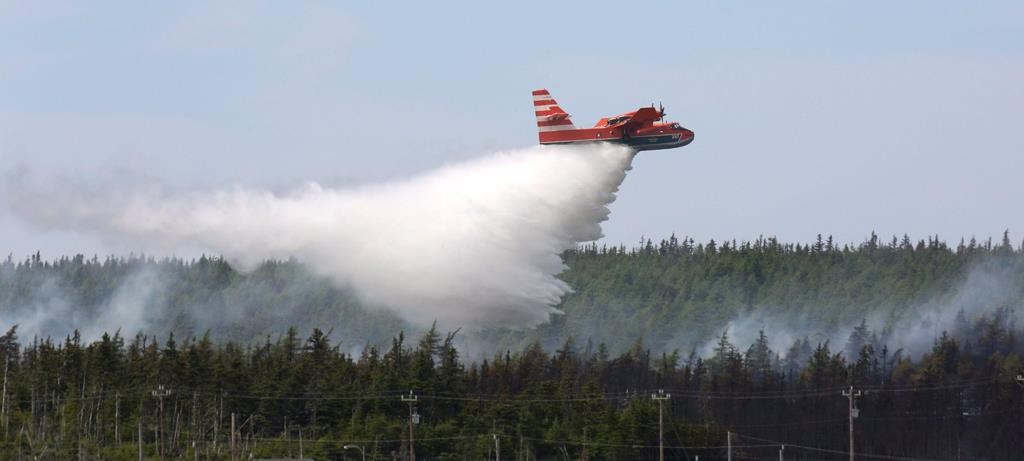 Feux de forêt en C.-B.: une panne de moteur force l'atterrissage d'un avion-citerne