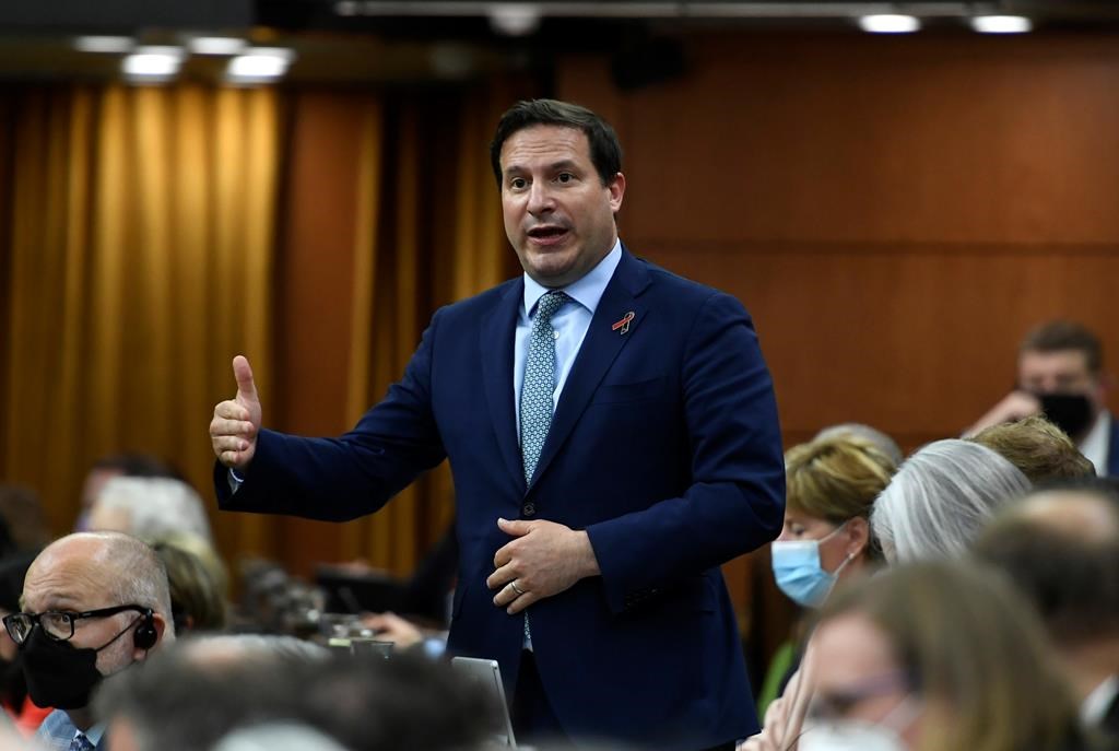 Marco Mendicino défend la GRC de ne pas divulguer les détails de la mort de Sanderson
