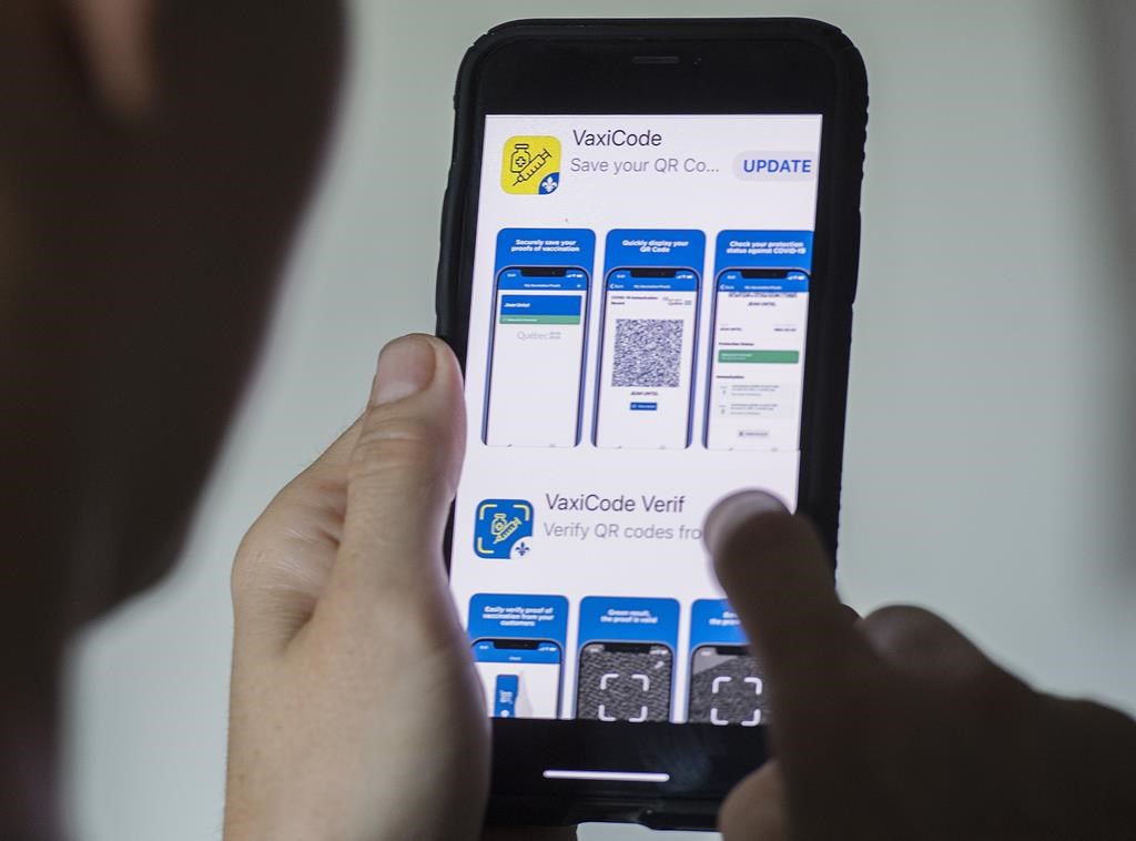 Une ex-employée d'un centre de vaccination accusée de fraude pour de faux codes QR