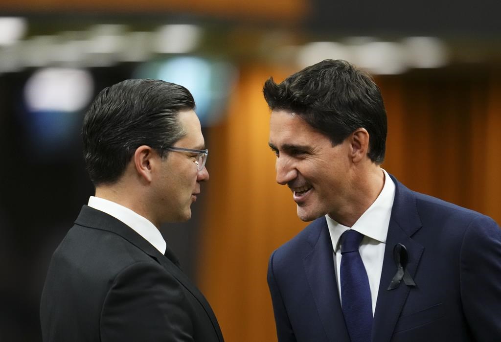Sondage: plus de Canadiens pensent que Trudeau ferait un meilleur PM que Poilievre