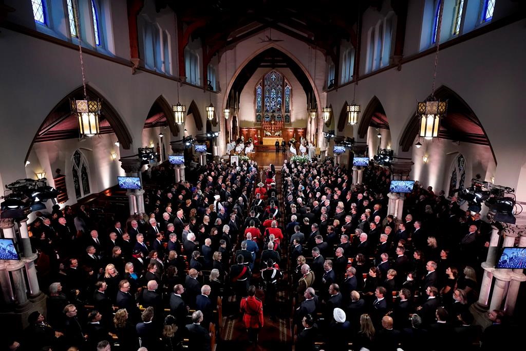 Les Canadiens rendent hommage à la reine Élisabeth II lors d'une cérémonie à Ottawa