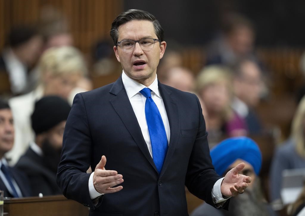 Pierre Poilievre réclame la fin de la vaccination obligatoire pour les militaires