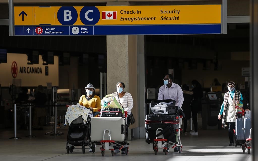 Un médecin porte plainte contre la fin de l'exigence de porter le masque en avion