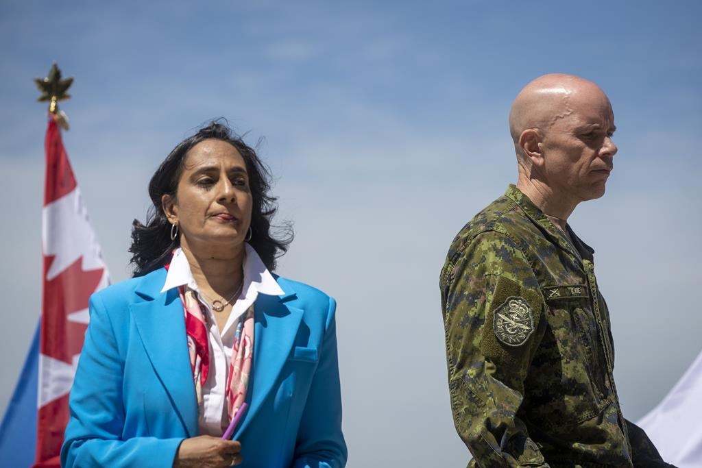 Anand défend le maintien de l'exigence de vaccination pour les militaires