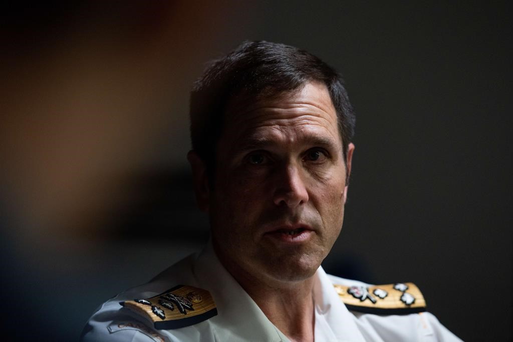 Le commandant de la Marine tient à ses 15 navires, alors qu'on réexamine le dossier