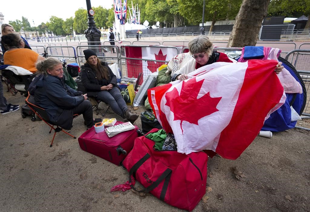 Des Canadiens se sont levés tôt pour regarder les funérailles de la reine