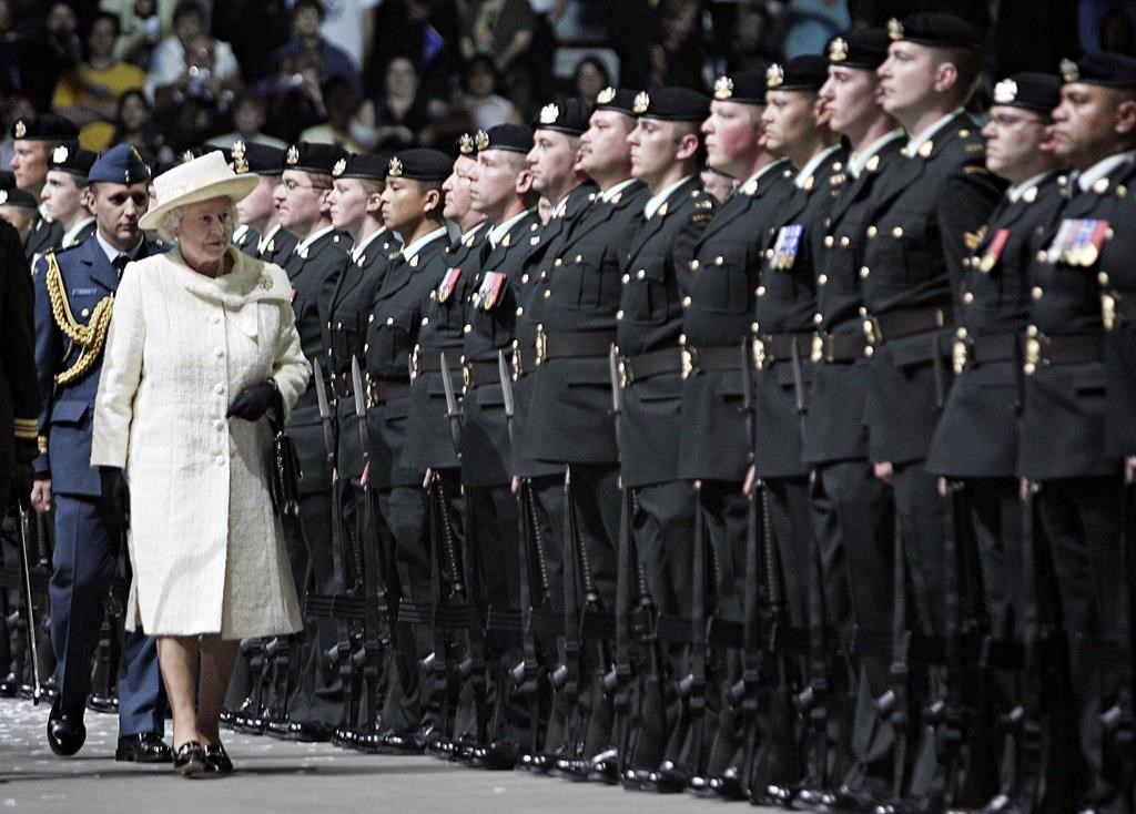 Mort de la reine: le rôle de la royauté questionné au sein d'unités de l'armée
